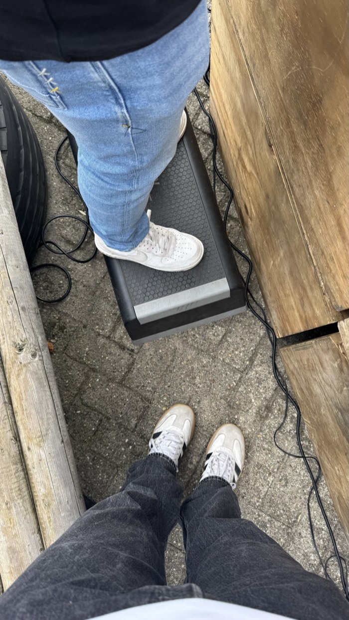 Eén paar voeten op een krukje, het andere paar gewoon op de grond